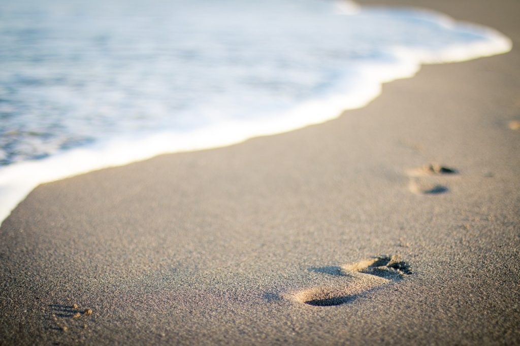 sea, beach, footprints-1281780.jpg