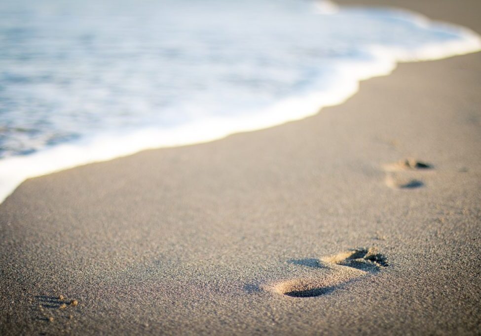 sea, beach, footprints-1281780.jpg